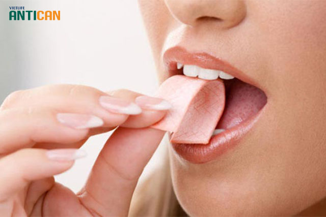 Nhai kẹo cao su không đường có thể giảm khô miệng sau hóa xạ trị ung thư